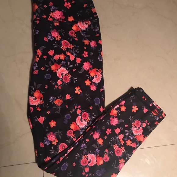 NWOT Fabletics Solar Hold Capris - Picture 2 of 2
